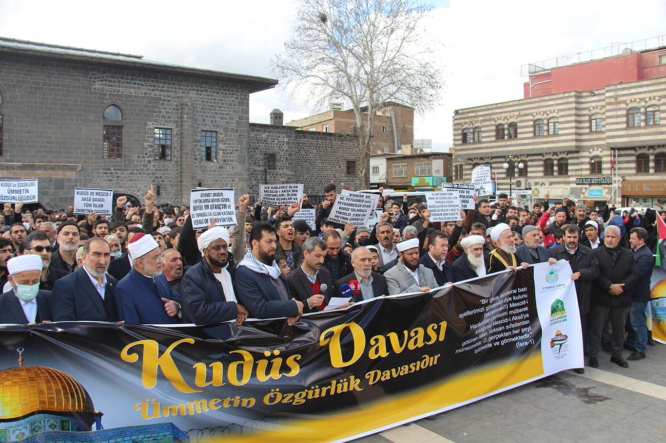 Diyarbakır'da Kudüs açıklaması: "Kudüs, Selahaddinleri yetiştiren ümmetin cesur evlatlarına bakıyor" Diyarbakır'da Kudüs açıklaması: "Kudüs, Selahaddinleri yetiştiren ümmetin cesur evlatlarına bakıyor"